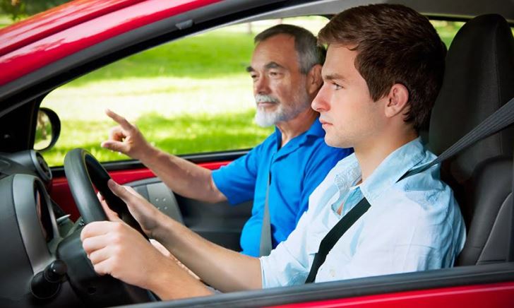 自動車保険は年齢条件の設定で保険料が安くなる