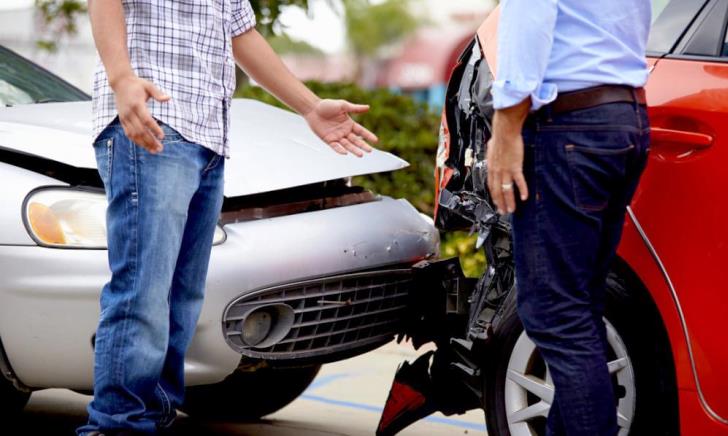 仕事中や通勤中の交通事故は自賠責保険と労災保険どちらを優先させる