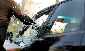 車上荒らしに遭ったときは車両保険で補償されるのか