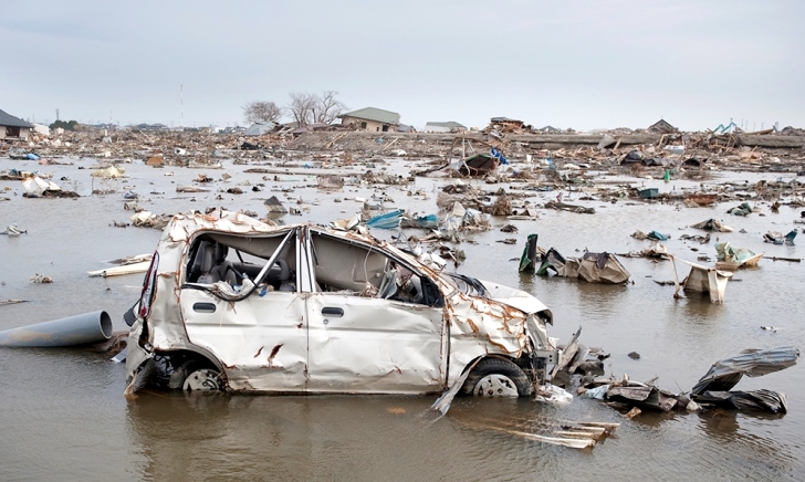 車両保険では補償されない地震・噴火・津波被害は一時金特約でカバー