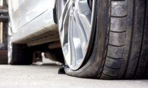 タイヤがパンクしたときの修理代は車両保険から出るのか