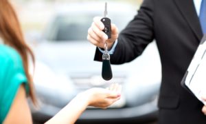 自動車の下取りと買い取りはどちらがお得か