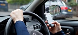 信号待ちでスマホを見て発進が遅れる車