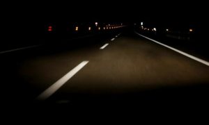 夜に車を運転するのが怖いから克服したい