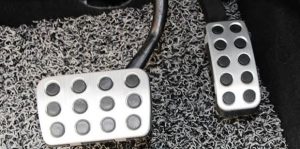 アクセルとブレーキ 踏み間違えを防ぐには【対策】