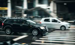 高齢者や子どもが自動車と交通事故を起こさないためには