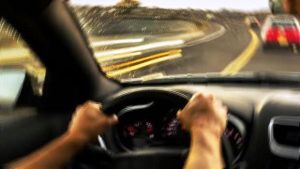 車を運転中に地震に遭遇したときの対処法・注意点