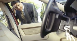 車のキーを閉じ込めてしまった時の対処法【ドアロック・鍵】