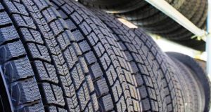 スタッドレスタイヤに交換するときの注意点・ポイント【装着方法・寿命】