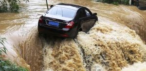 台風・ゲリラ豪雨・洪水などの自然災害被害で車両保険は使えるのか