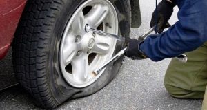 車のタイヤがパンクした時の対処・交換方法【原因・修理】
