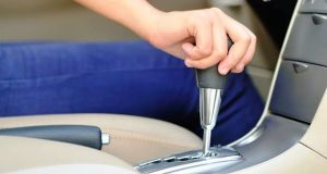 AT車は信号待ちや下り坂でニュートラルにすると燃費が良くなるのか