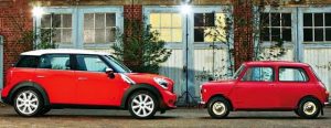 安い中古車を乗り継ぐのと新車に長く乗るのではどちらがお得か