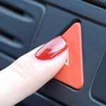 ハザードランプの意味とは・使い方・やり方【車の合図】