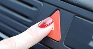 ハザードランプの意味とは・使い方・やり方【車の合図】