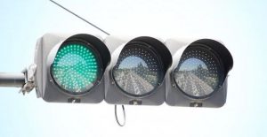 信号機の色の意味や並びが決まった理由とは