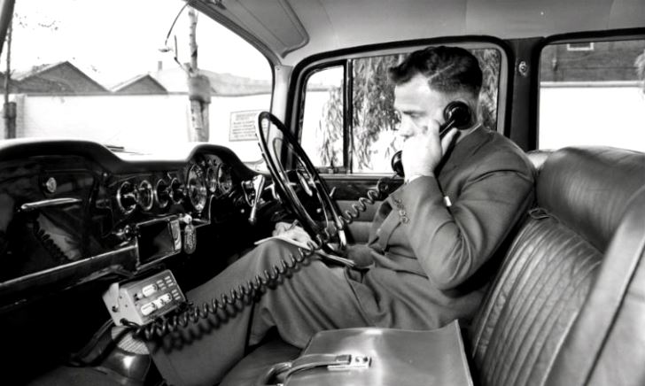 車を運転中に携帯電話・スマホが鳴った時はどうするか
