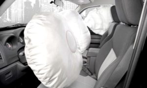車のエアバッグが開いたときの対処方法【修理費用・廃車】