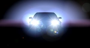夜間の信号待ちでヘッドライトを消すべきなのか【マナー】