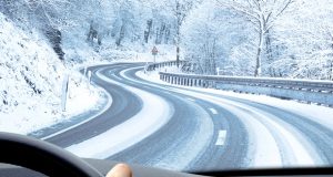 雪道をノーマルタイヤで走ると道交通法違反【罰金・点数】