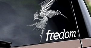 車のガラスにステッカーを貼った状態で車検に通るのか